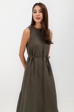 ADEENA BACK PLEAT MIDI DRESS W SASH
