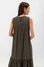 ADEENA BACK PLEAT MIDI DRESS W SASH