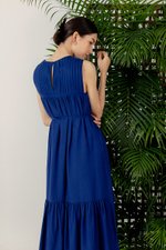 ADEENA BACK PLEAT MIDI DRESS W SASH