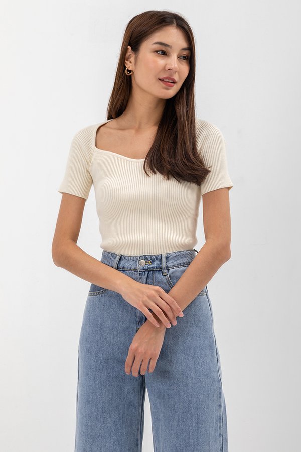 LYNN SWEETHEART NECKLINE KNIT TOP