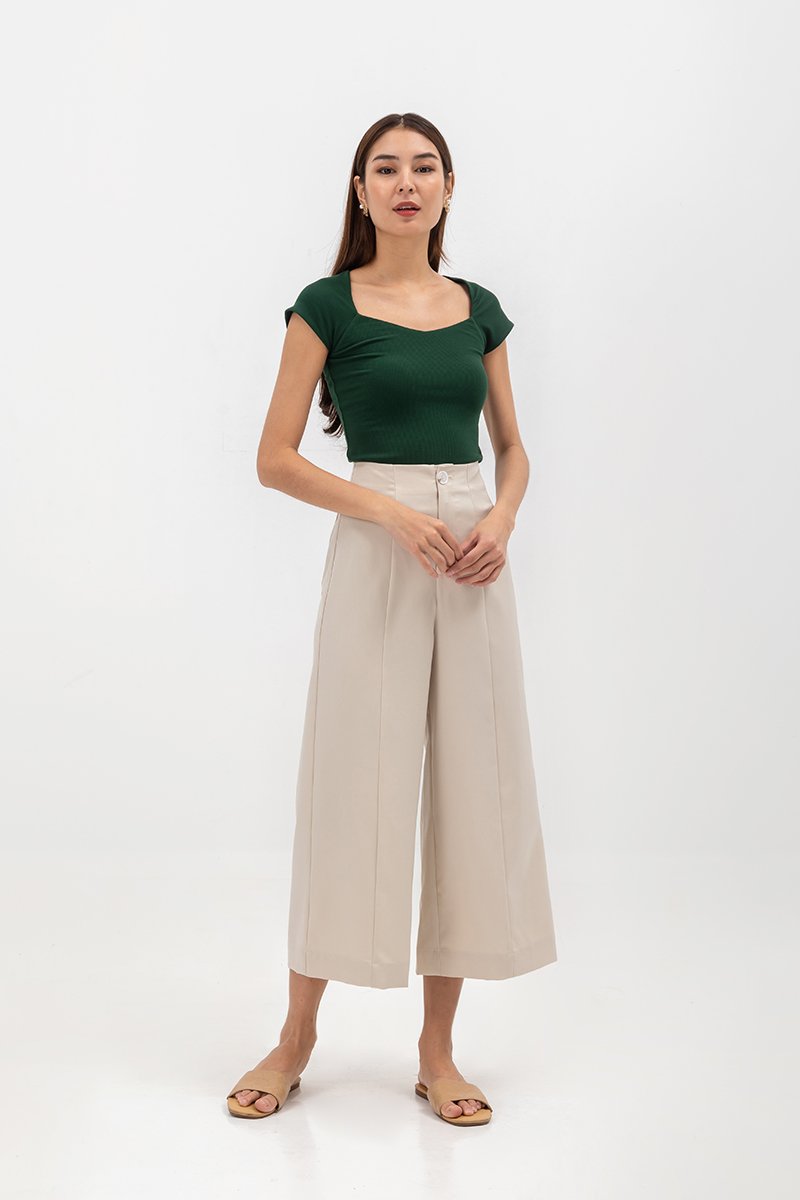 SORELLE DIAMOND NECKLINE KNIT TOP