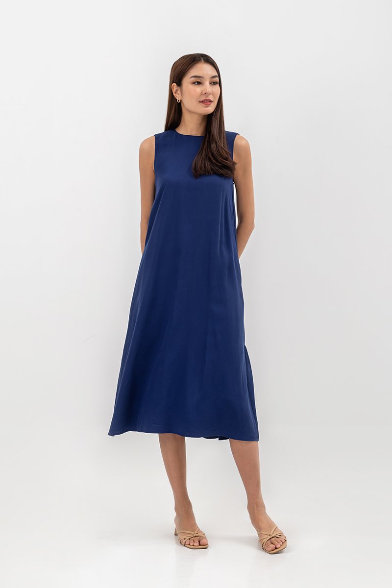 ADEENA BACK PLEAT MIDI DRESS W SASH