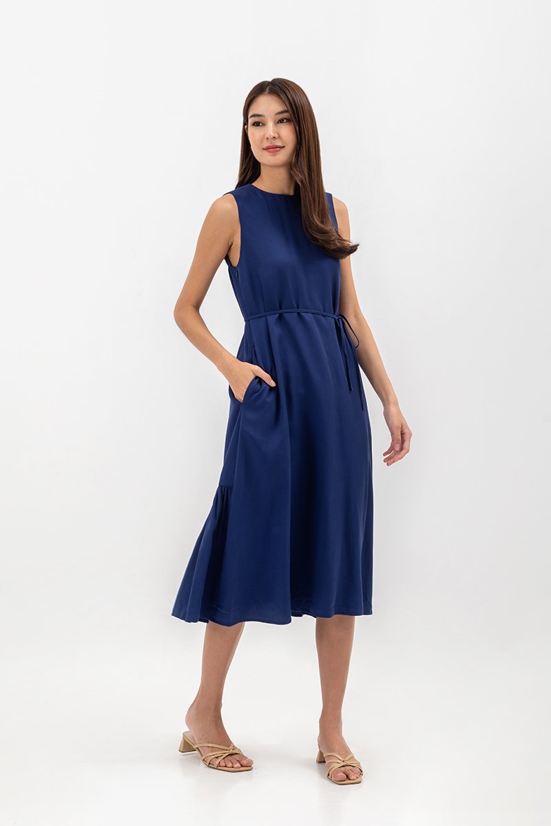 ADEENA BACK PLEAT MIDI DRESS W SASH