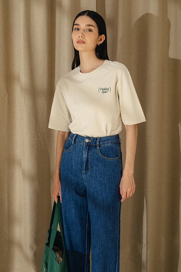 HOLDING SPACE TEE