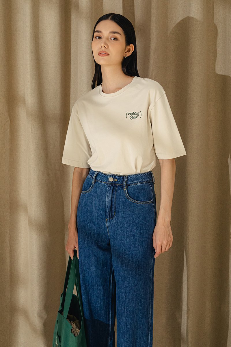 HOLDING SPACE TEE