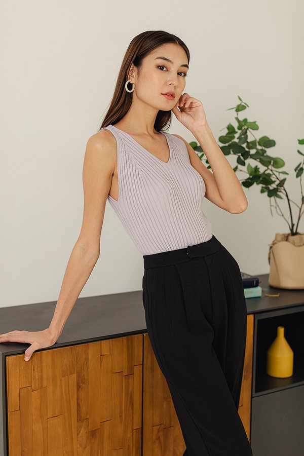 VALAE V NECK KNIT TOP
