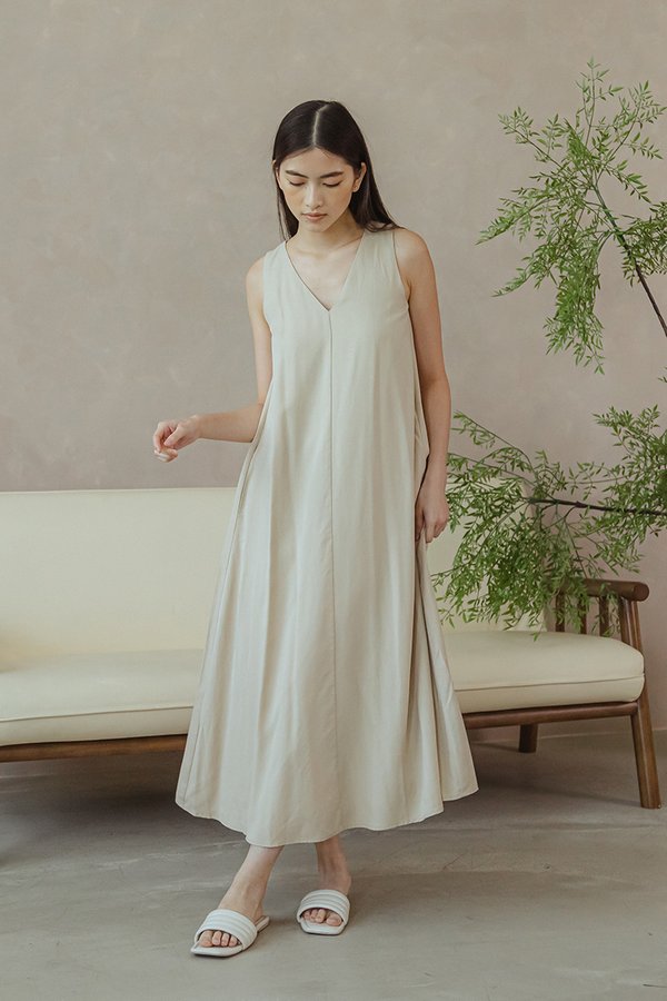 NIKKY BACK PLEAT MIDI DRESS W SASH