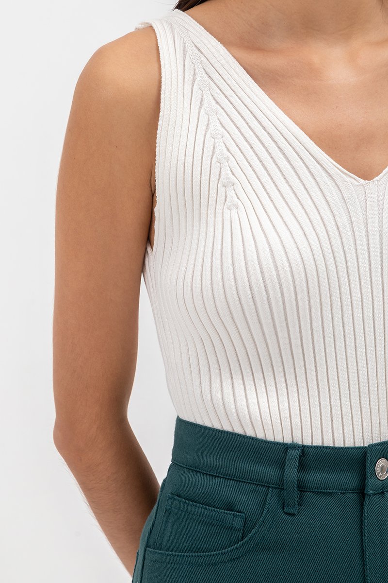 VALAE V NECK KNIT TOP