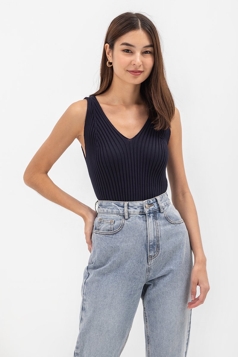 VALAE V NECK KNIT TOP