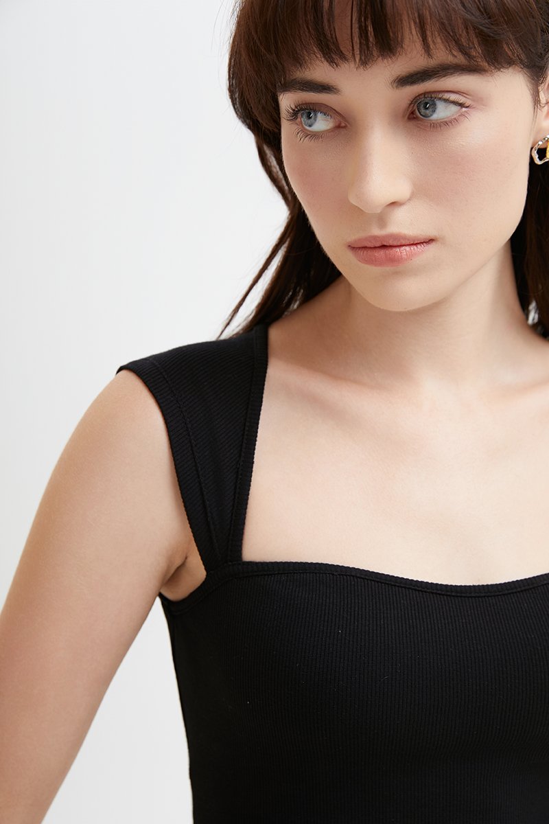 LIORA SWEETHEART RIB KNIT TOP