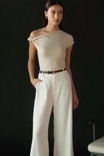VIKKI ASYMMETRIC TWIST OFF SHOULDER TOP