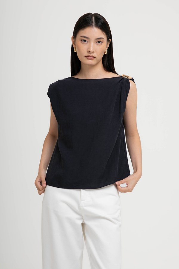 CATARINA LINEN TOP W GOLD BROOCH