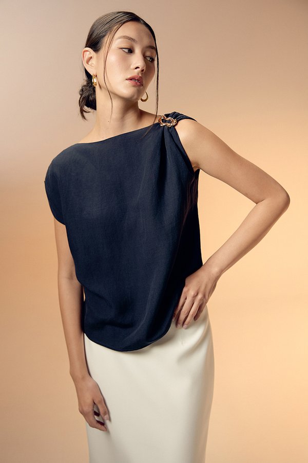 CATARINA LINEN TOP W GOLD BROOCH