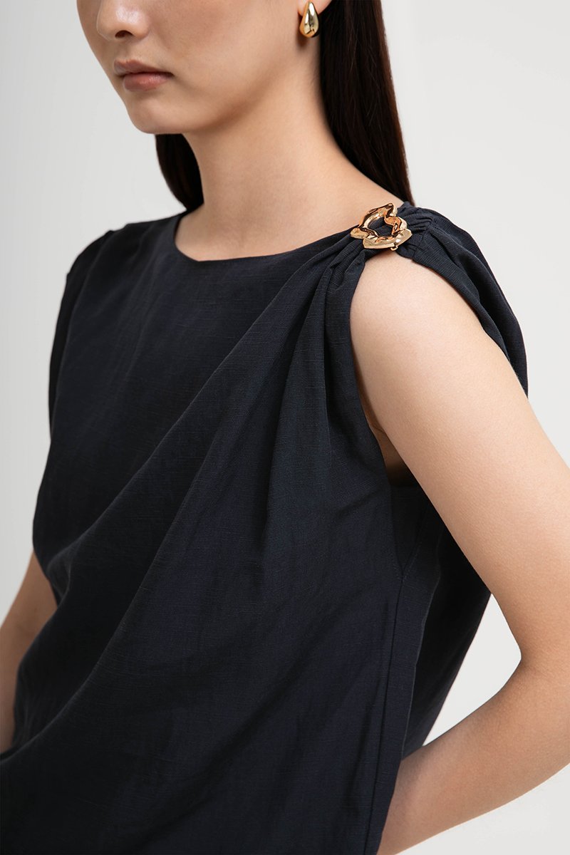 CATARINA LINEN TOP W METAL BROCHE DETAIL