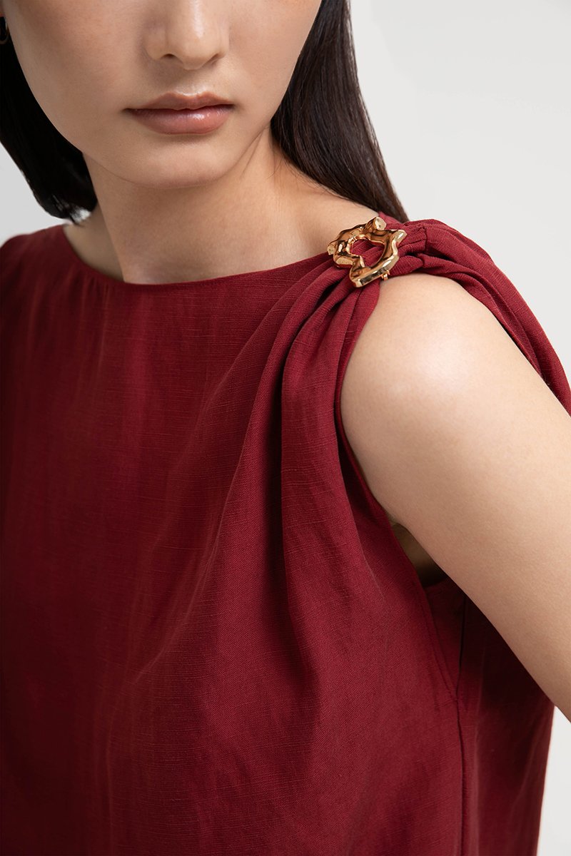 CATARINA LINEN TOP W METAL BROCHE DETAIL