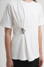 KATRINE RUCHED TEE W REMOVABLE BROOCH