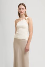 DONNA TOGA KNIT TOP W DETACHABLE BROOCH