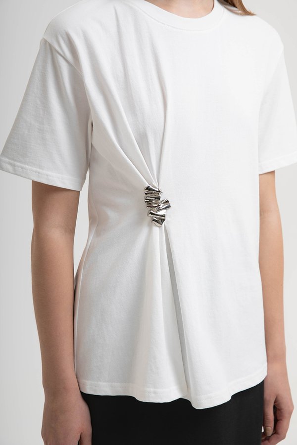KATRINE RUCHED TEE W DETACHABLE BROOCH