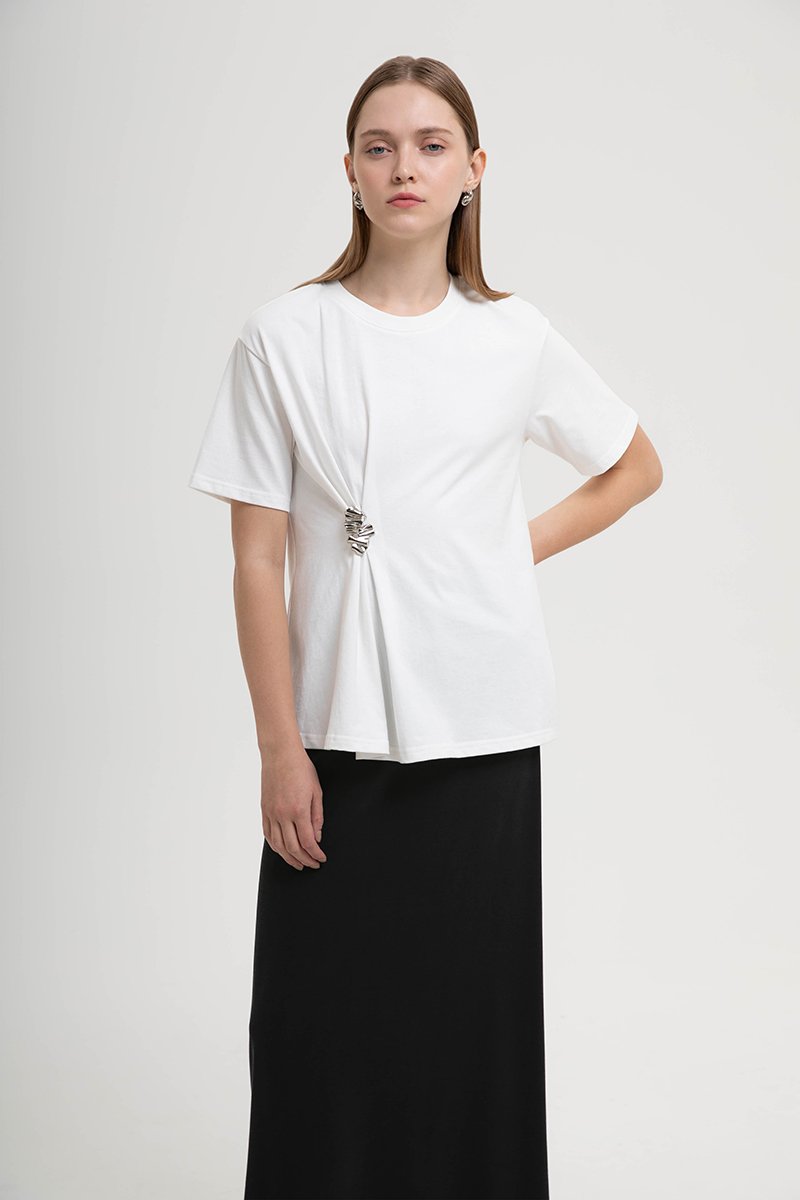 KATRINE RUCHED TEE W REMOVABLE BROOCH