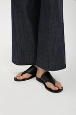 KHLOE THONG LEATHER SANDALS