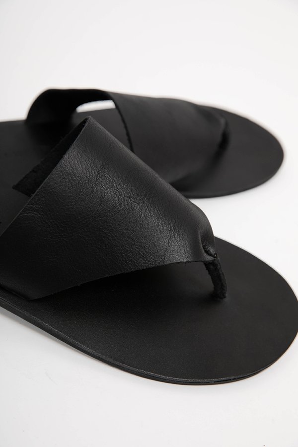 KHLOE THONG LEATHER SANDALS