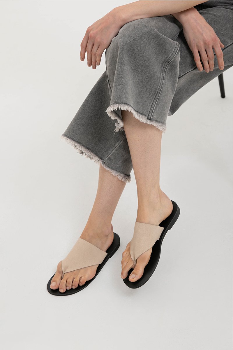 KHLOE THONG LEATHER SANDALS