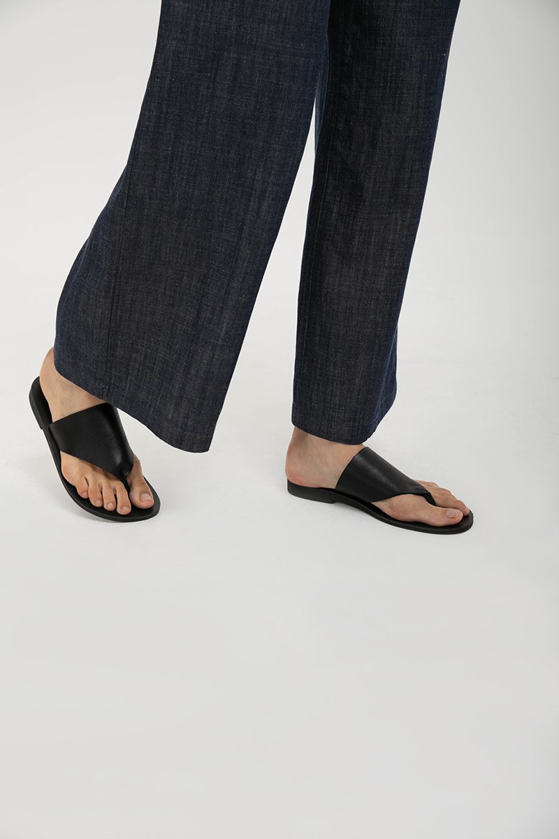 KHLOE THONG LEATHER SANDALS