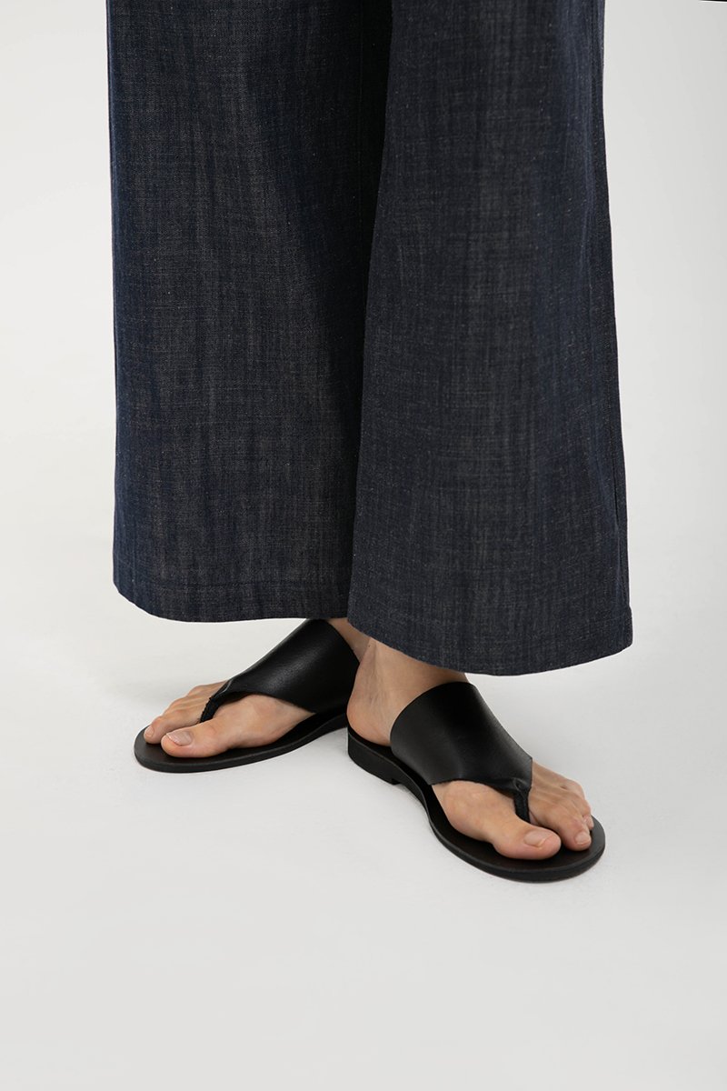 KHLOE THONG LEATHER SANDALS