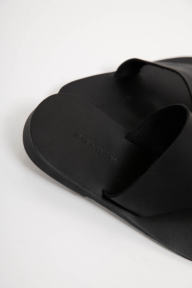 KHLOE THONG LEATHER SANDALS