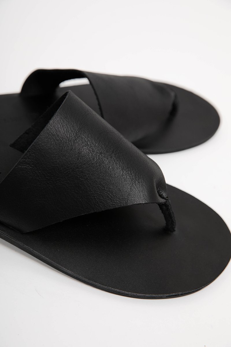 KHLOE THONG LEATHER SANDALS