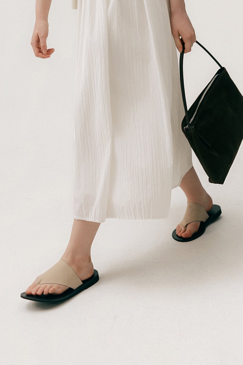 KHLOE THONG LEATHER SANDALS