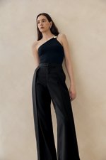 DONNA TOGA KNIT TOP W DETACHABLE BROOCH