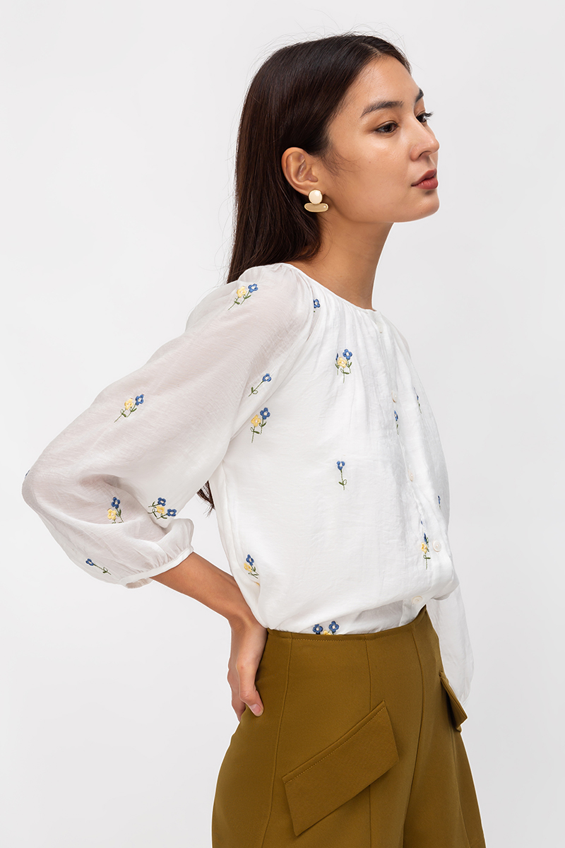 REIYA FLORAL EMBROIDERED BILLOWY BLOUSE