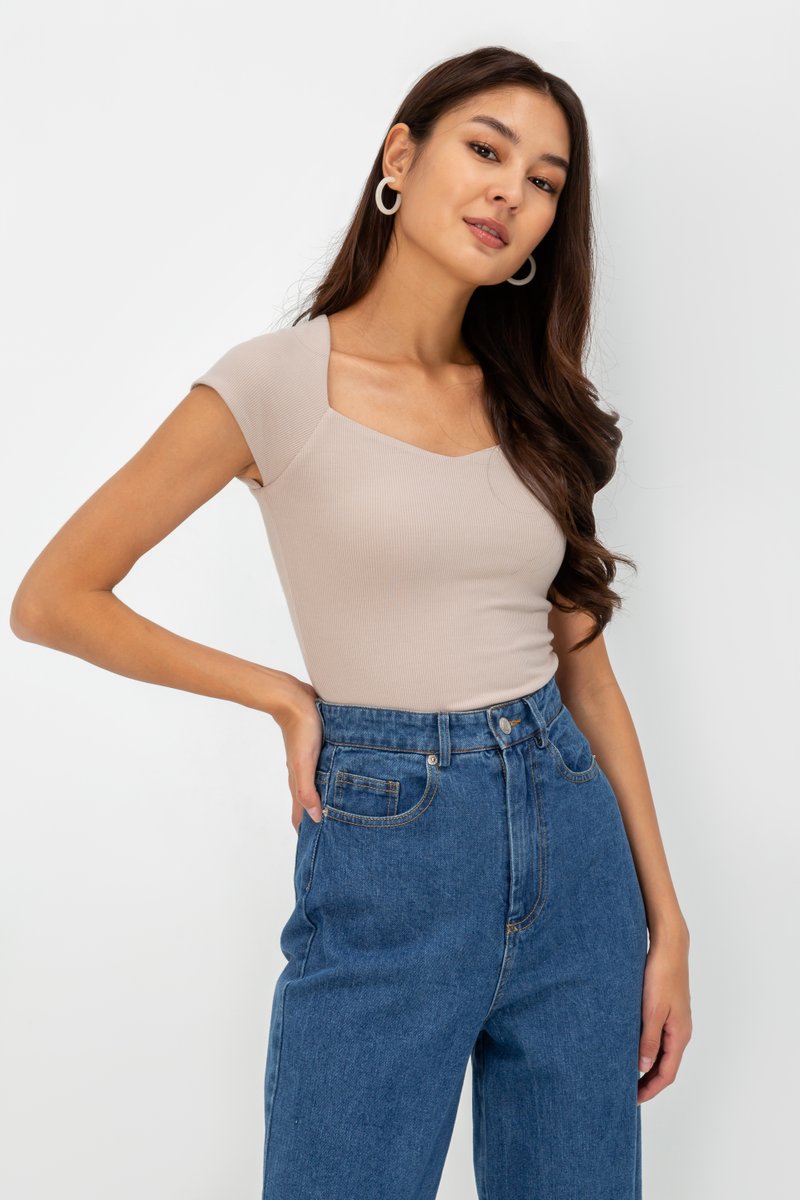 SORELLE DIAMOND NECKLINE KNIT TOP