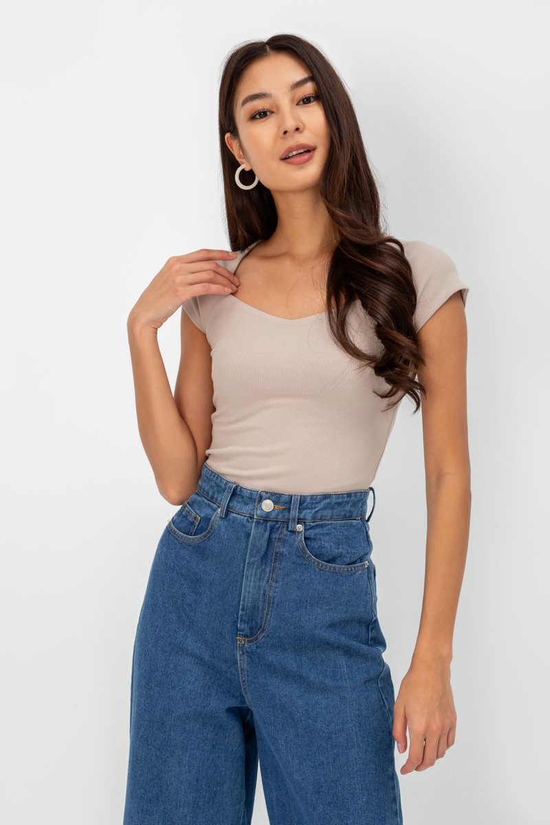 SORELLE DIAMOND NECKLINE KNIT TOP