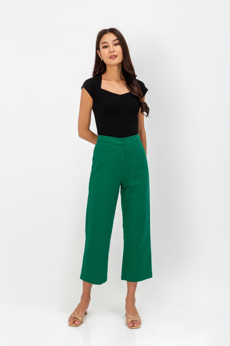 SORELLE DIAMOND NECKLINE KNIT TOP
