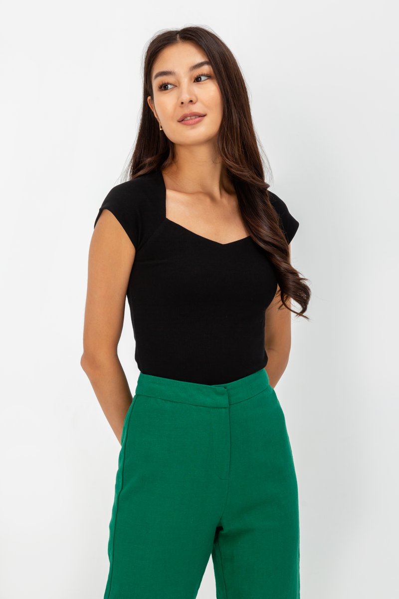 SORELLE DIAMOND NECKLINE KNIT TOP