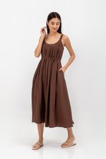 FAWN MUSLIN SCOOP NECK FLARED MAXI DRESS W SASH