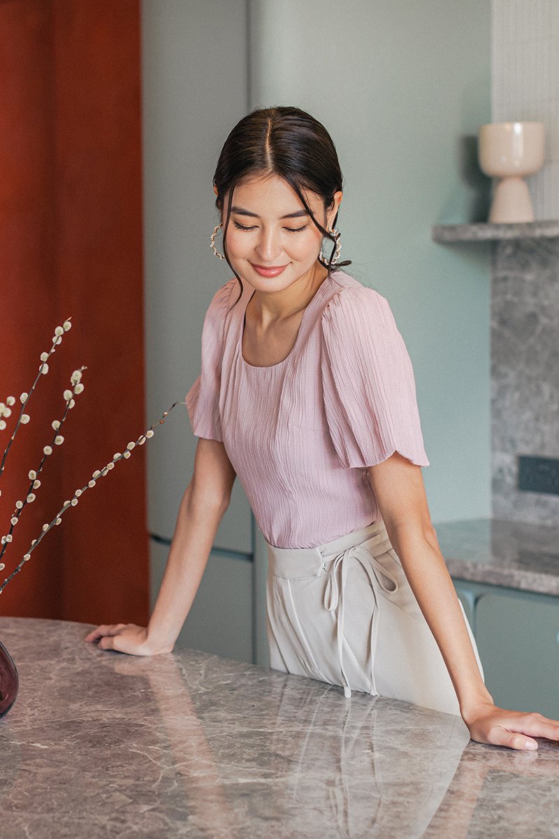 LICIA TEXTURED SCOOP NECK PUFF SLEEVE TOP