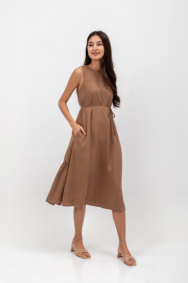ADEENA BACK PLEAT MIDI DRESS W SASH