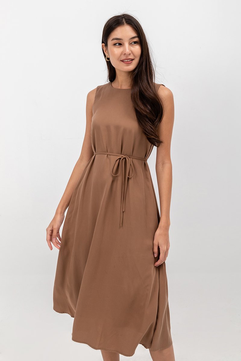 ADEENA BACK PLEAT MIDI DRESS W SASH
